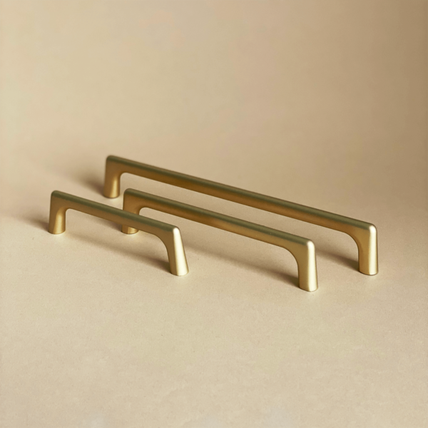 Trzy złote uchwyty meblowe Fibi - nowoczesny design